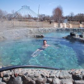 Отдых в горячих источниках: релакс среди горных пейзажей